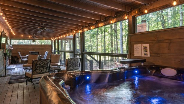 Ein Bereich mit Whirlpool, Holzboden, Deckenventilatoren und Lichterketten.