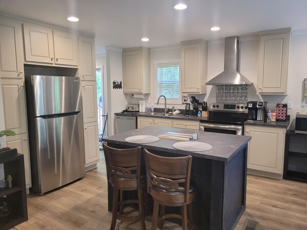 Microwave, oven, stovetop, dishwasher - Lake view charming 2-bedroom house with WiFi in Martin.  (Martin)