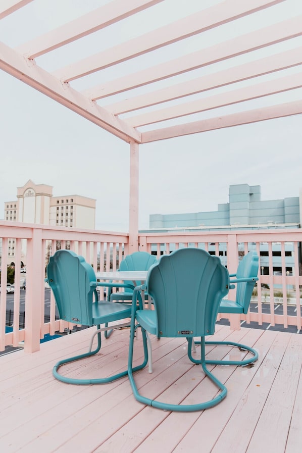 Outdoor dining - Beachview | Dog-Friendly | Walk to Beach (Virginia Beach)