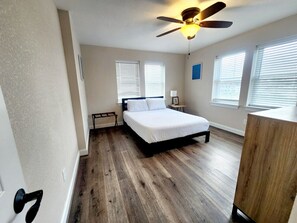 3 makuuhuonetta, työpöytä, ilmainen Wi-Fi, vuodevaatteet