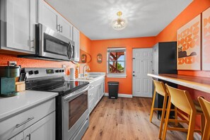Fridge, microwave, oven, stovetop - The 4 Pearls Historic Beach Home (Virginia Beach)
