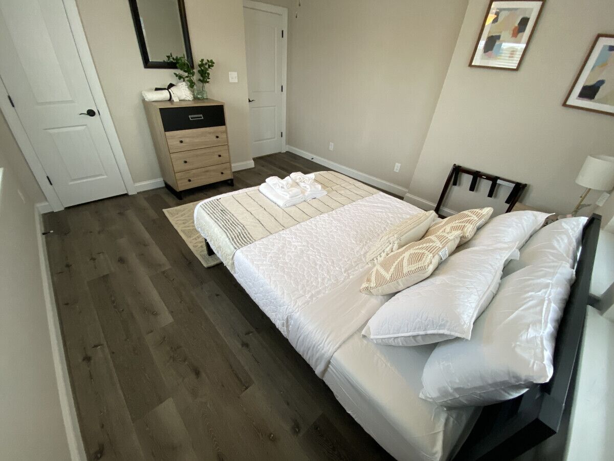 3 多间卧室、办公桌、免费 WiFi、床单