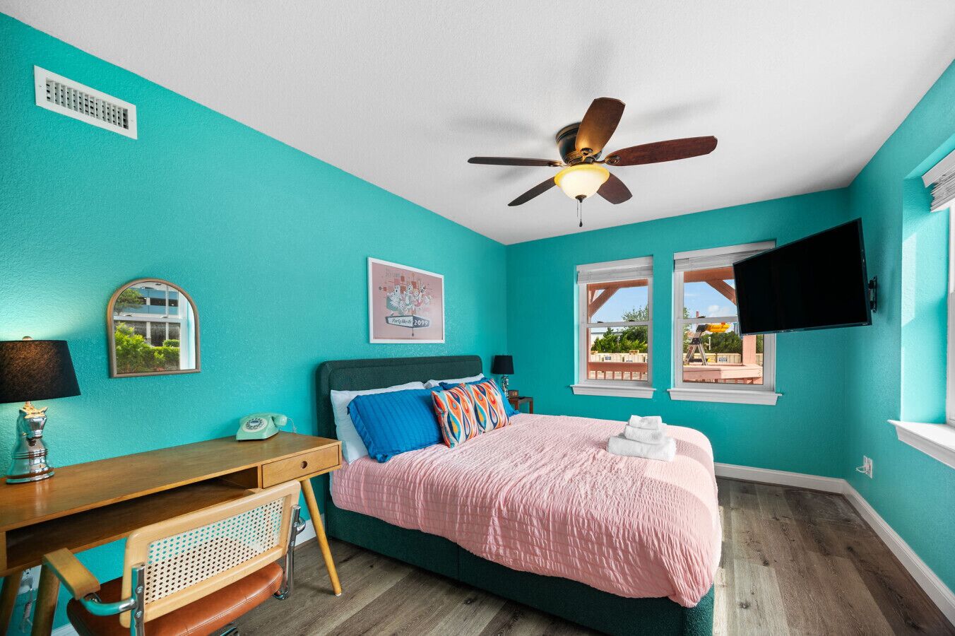 3 bedrooms, desk, WiFi (free), bed sheets
