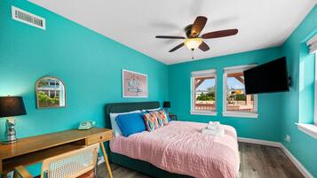3 bedrooms, desk, WiFi (free), bed sheets