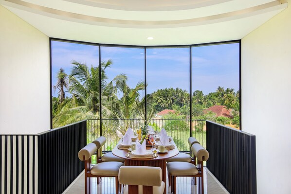 Luxury-Villa, 4 Schlafzimmer, Poolblick | Essbereich im Zimmer