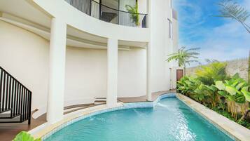 Outdoor pool, pool loungers