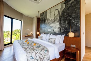 Une chambre d’hôtel avec un grand lit, un tableau au mur, une vue sur la verdure et une petite table avec une lampe.