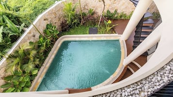 Kolam renang outdoor, dengan kursi berjemur