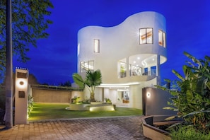 Façade de l’hébergement - soirée/nuit