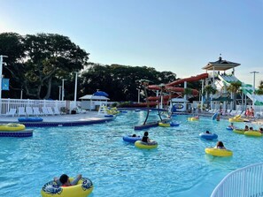 Una piscina techada, una piscina al aire libre