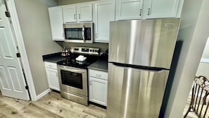 Geladeira, micro-ondas, fogão, cooktop