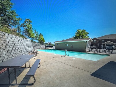 Jimmy's Jewel-No Stairs! Relaxing & Chic Retreat 3 BDRM 2 BA Close to the Strip