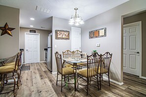 Dining - Jimmy's Jewel-No Stairs! Relaxing & Chic Retreat 3 BDRM 2 BA Close to the Strip (Branson)