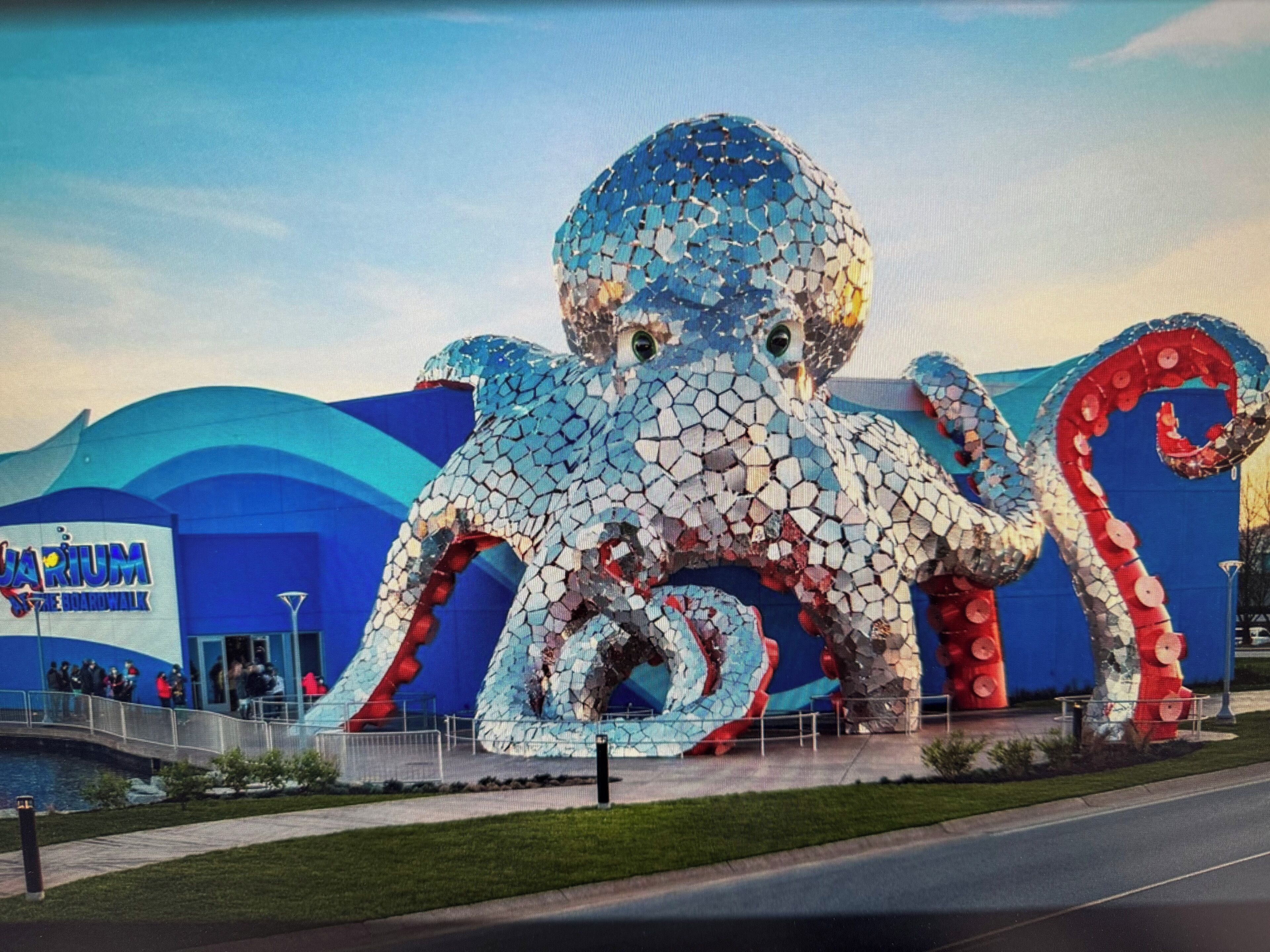 Acuario con una gran escultura de pulpo al frente.