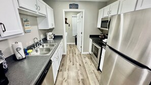 Fridge, microwave, oven, stovetop - Jimmy's Jewel-No Stairs! Relaxing & Chic Retreat 3 BDRM 2 BA Close to the Strip (Branson)