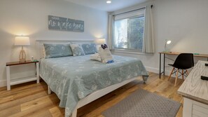 2 quartos, escrivaninha, ferros/tábuas de passar roupa, berço de viagem