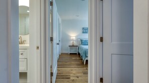 2 Schlafzimmer, Schreibtisch, Bügeleisen/Bügelbrett, Reisekinderbett