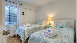 2 habitaciones, escritorio y tabla de planchar con plancha 