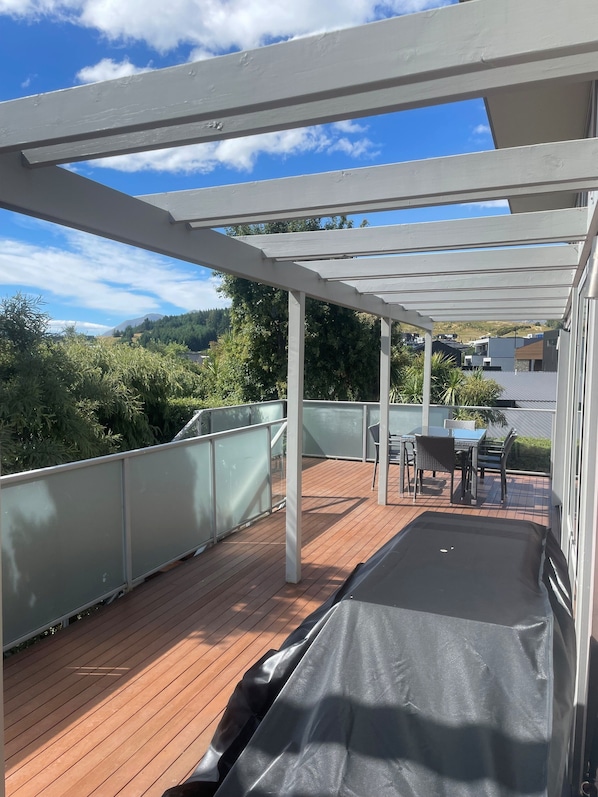 Outdoor dining - Sunny Bob Lee Place (Wanaka)