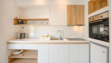 Geladeira, fogão, lava-louças, cafeteira/chaleira