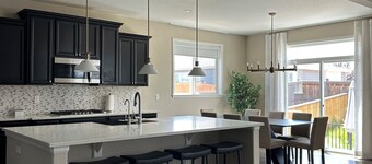 Modern Oasis/Family Friendly/Hot Tub/Spacious