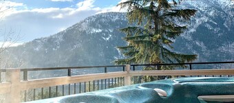 NEW Modern Mountain Haven | Luxe View, Sauna, Hot Tub & Fireplace