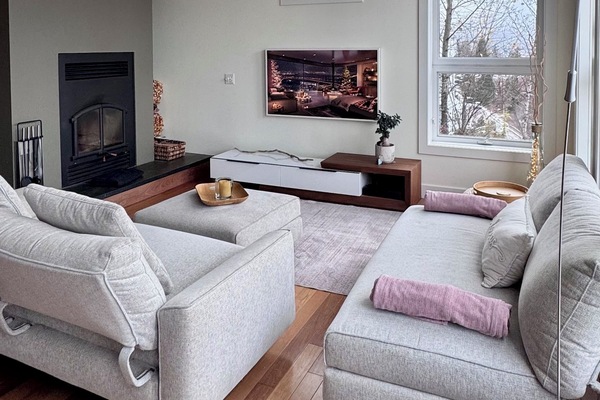 Una Smart TV, una chimenea, un reproductor estéreo