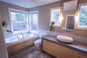 Een haardroger, handdoeken, zeep, shampoo