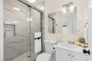 淋浴設備、風筒、提供毛巾、番梘