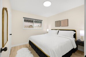 4 間睡房、書桌、熨斗/熨衫板、可攜式嬰兒床