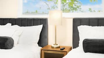 4 habitaciones, escritorio y tabla de planchar con plancha