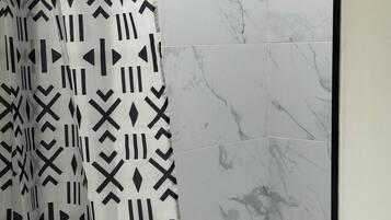 Serviettes fournies, papier toilette