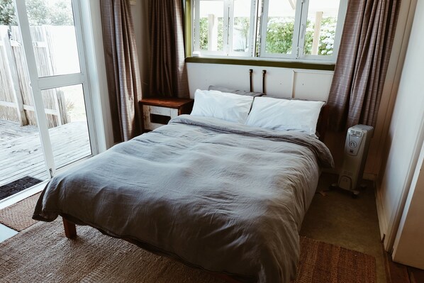 4 bedrooms, desk, WiFi, bed sheets