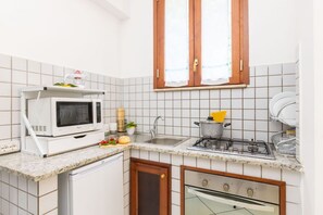 Cafetera y tetera, microondas, horno y parrilla de estufa 