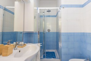 Regadera, secadora de cabello, bidet, toallas 