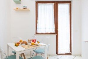 Dining - Charming&Modern One-Bedroom Apartment in Sorrento (Sorrento)