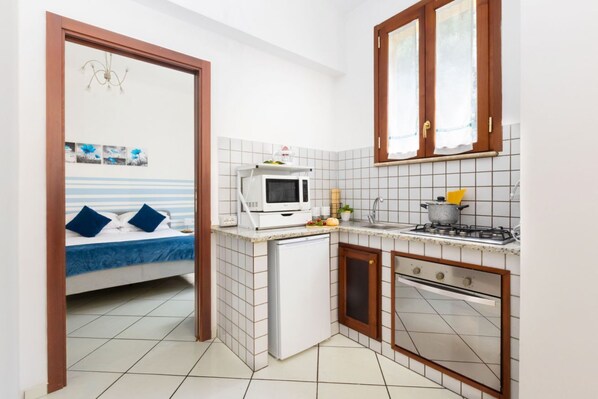 Microwave, oven, stovetop, coffee/tea maker