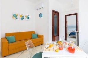 Dining - Charming&Modern One-Bedroom Apartment in Sorrento (Sorrento)