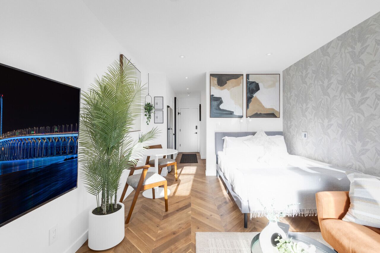 1 slaapkamer, een bureau, een strijkplank/strijkijzer, reisbedje