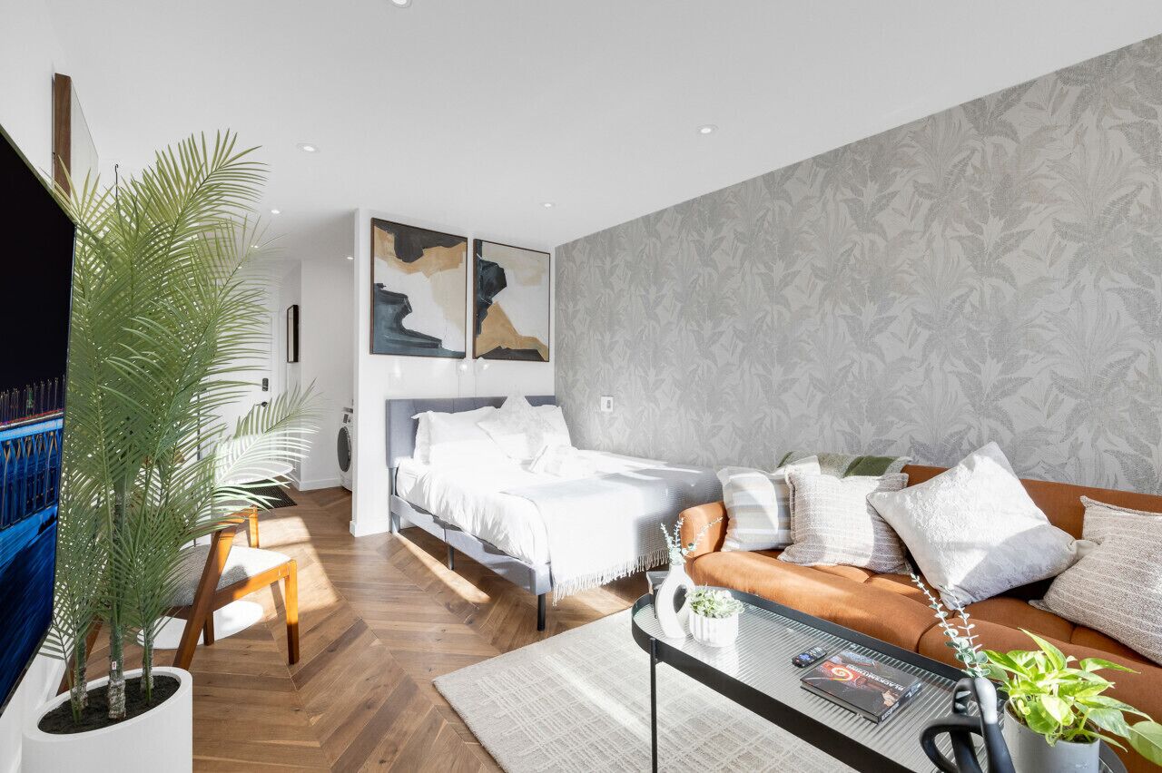 1 chambre, bureau, fer et planche à repasser, lit parapluie