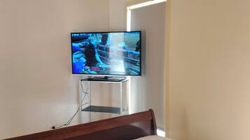 5 bedrooms, desk, iron/ironing board, free WiFi