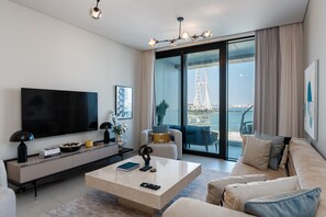 Una sala de estar moderna con un televisor de pantalla plana, una mesa de centro y un sofá.
