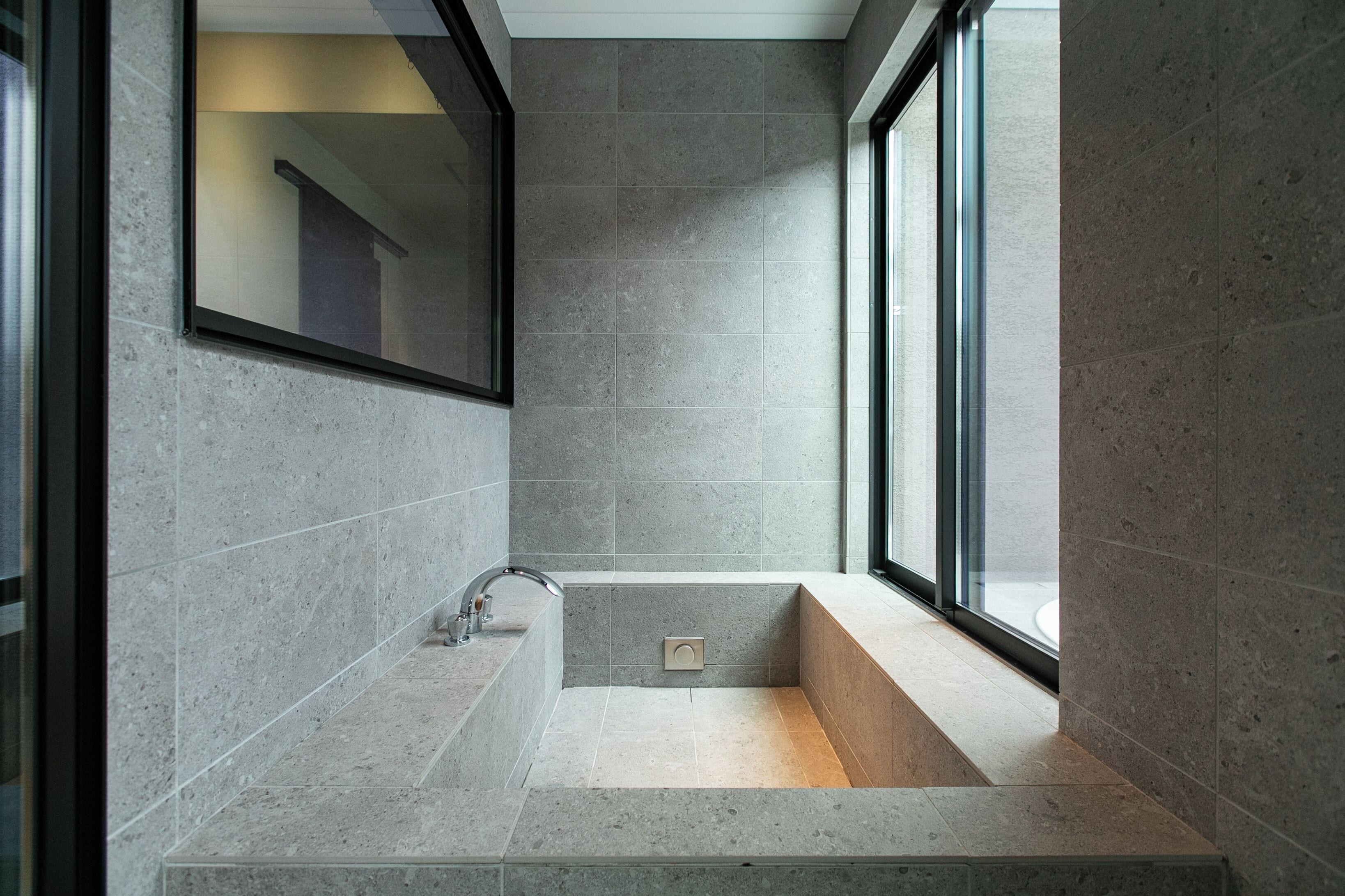 Vila Panorama, balkon, pemandangan laut sebagian | Kamar mandi | Sandal