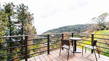 Vila Panorama, balkon, pemandangan laut sebagian | 1 kamar tidur, tirai kedap cahaya, Wi-Fi gratis, dan seprai linen