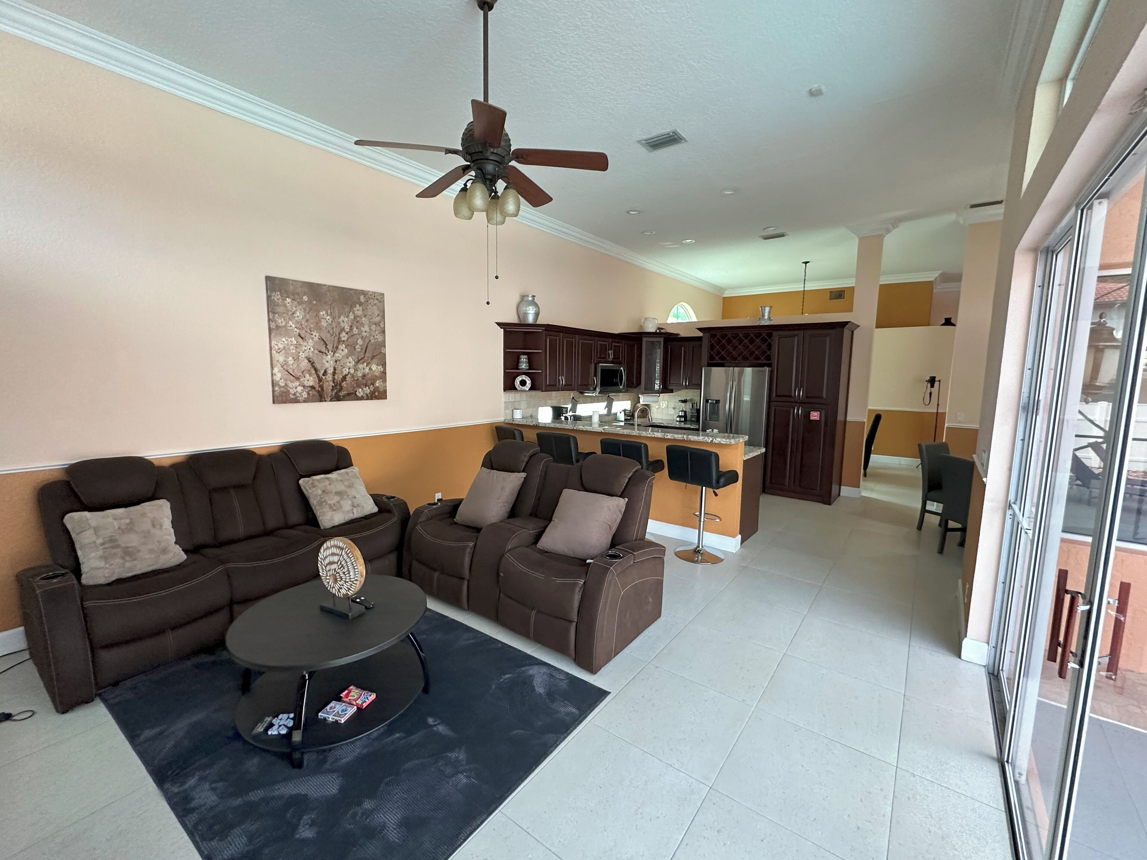 智能電視、壁爐、音響