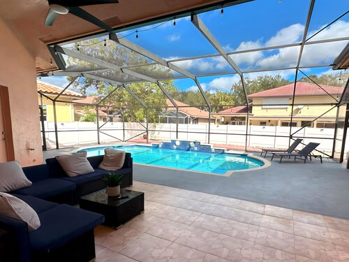 Luxurious 4-bedroom house with game room and pool deck in Coral Springs