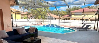 Luxurious 4-bedroom house with game room and pool deck in Coral Springs