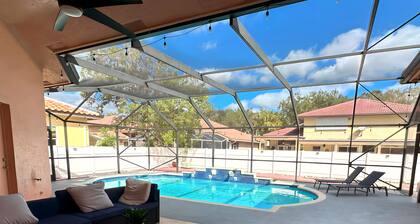 Luxurious 4-bedroom house with game room and pool deck in Coral Springs