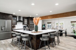 Fridge, microwave, oven, stovetop - Stylish Scottsdale Retreat with Private Pool & Prime Location! (Scottsdale)