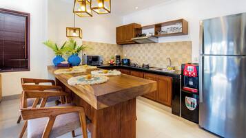 Suite Deluxe, 2 camere da letto, vista piscina | Cucina privata | Tostapane